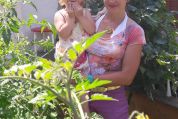 Viktoria und Mama im Garten