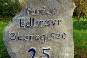 Buchstaben mit Glas gefüllt auf Granitstein 