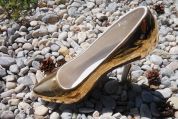 Goldener Schuh aus Keramik