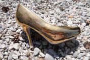 Goldener Schuh aus Keramik
