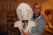 Prinzessin, Manfred Bilinsky mit Buch im Zeichen der Liebe