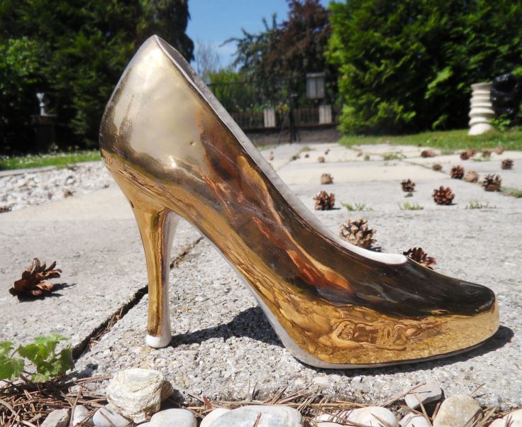 Goldener Schuh aus Keramik